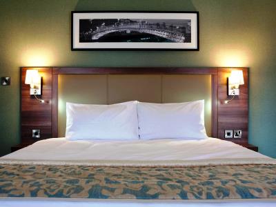 bedroom 3 - hotel leonardo hotel dublin christchurch - dublin, ireland