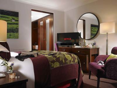bedroom - hotel camden court - dublin, ireland