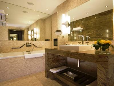 bathroom - hotel radisson blu royal - dublin, ireland