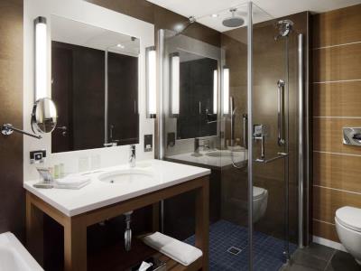 bathroom 1 - hotel radisson blu royal - dublin, ireland