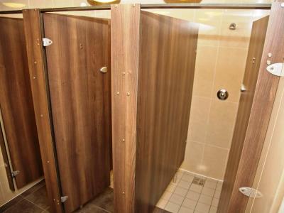 bathroom - hotel isaacs hostel dublin - dublin, ireland