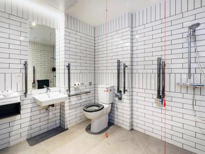 bathroom 1 - hotel hendrick smithfield - dublin, ireland
