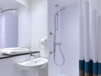 bathroom - hotel travelodge galway city - galway, ireland