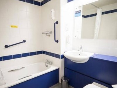 bathroom 1 - hotel travelodge galway city - galway, ireland
