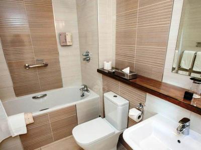 bathroom 1 - hotel menlo park - galway, ireland