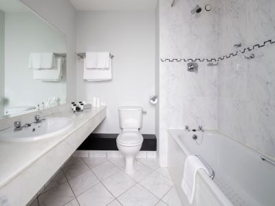 bathroom - hotel dromhall hotel - killarney, ireland