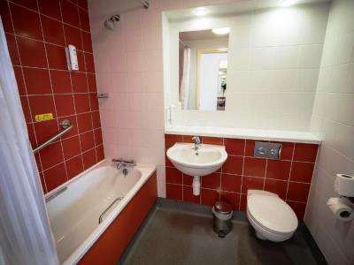 bathroom - hotel travelodge castletroy - limerick, ireland