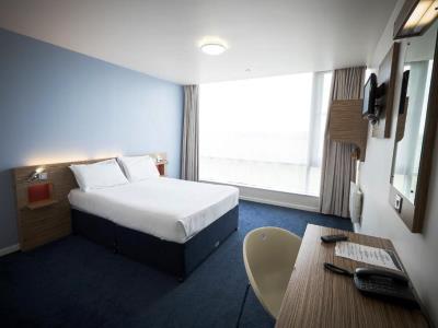 bedroom 1 - hotel travelodge castletroy - limerick, ireland