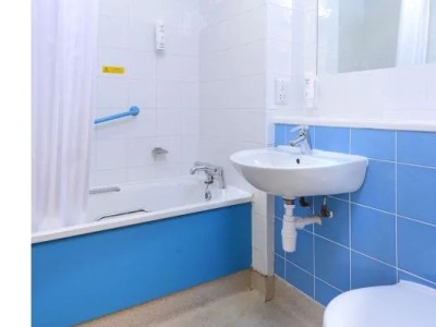 bathroom - hotel travelodge waterford - waterford, ireland