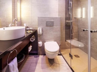 bathroom - hotel hilton tel aviv - tel aviv, israel