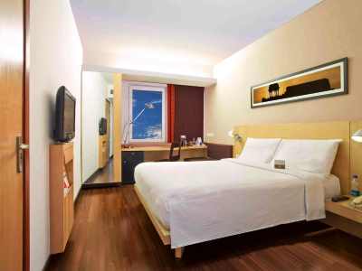 bedroom 1 - hotel ibis gurgaon golf course road - gurugram, india