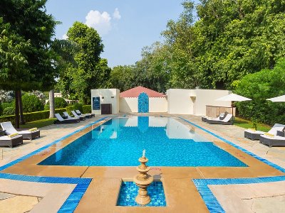 outdoor pool - hotel sawai madhopur lodge - ihcl seleqtions - sawai madhopur, india