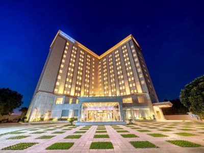 exterior view - hotel vivanta ahemdabad, sg highway - ahmedabad, india