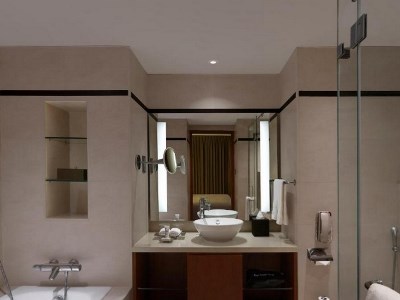 bathroom - hotel hilton embassy golflinks - bangalore, india