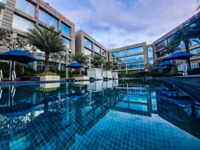 outdoor pool - hotel hilton embassy golflinks - bangalore, india