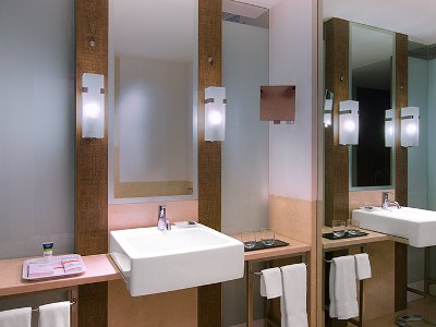 bathroom - hotel four points by sheraton, whitefield - bangalore, india