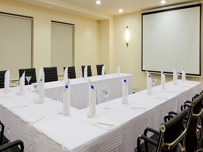 conference room 1 - hotel hampton by hilton vadodara - alkapuri - vadodara, india