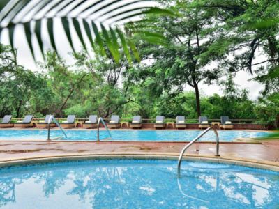 outdoor pool - hotel lakeside chalet-marriott exec apartments - mumbai, india