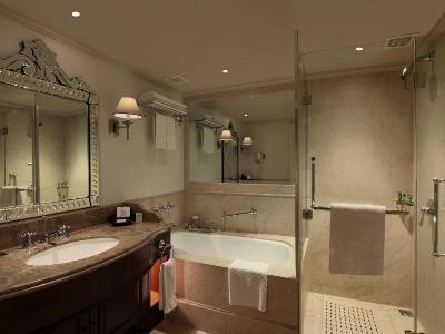 bathroom - hotel hilton international airport - mumbai, india