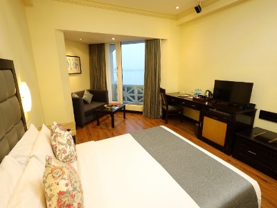 bedroom - hotel vivanta ernakulam, marine drive - kochi, india