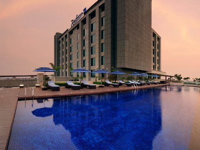 outdoor pool - hotel radisson blu paschim vihar - new delhi, india