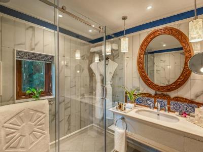 bathroom - hotel taj holiday village resort and spa - goa, india