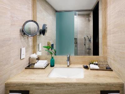 bathroom - hotel taj fort aguada resort and spa - goa, india