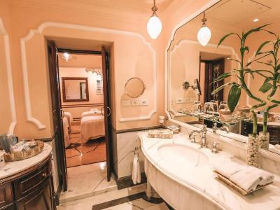 bathroom - hotel taj lake palace - udaipur, india