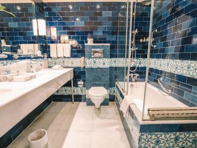 bathroom 2 - hotel taj lake palace - udaipur, india