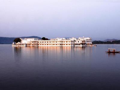 exterior view - hotel taj lake palace - udaipur, india