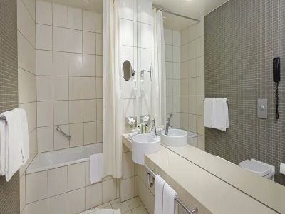 bathroom - hotel hilton nordica - reykjavik, iceland