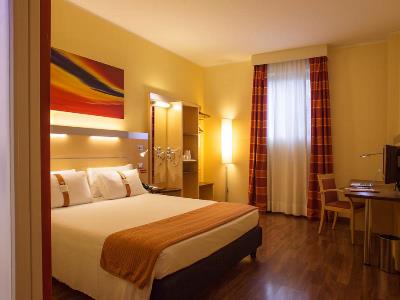 bedroom - hotel holiday inn express malpensa - somma lombardo, italy