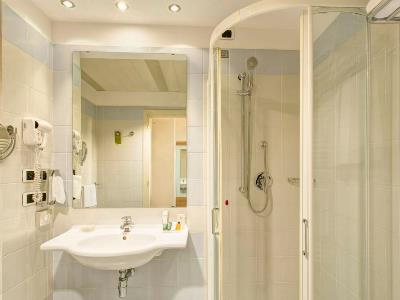 bathroom - hotel dolce by wyndham milan malpensa - somma lombardo, italy