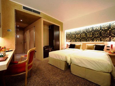 bedroom 5 - hotel antony palace - marcon, italy