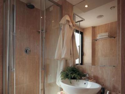 bathroom - hotel best western rome airport - fiumicino, italy
