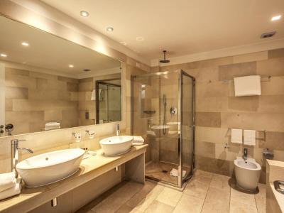 bathroom - hotel isola sacra rome airport - fiumicino, italy
