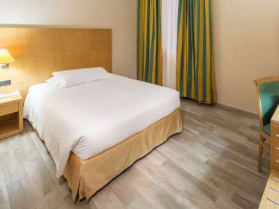 bedroom - hotel best western cavalieri della corona - cardano al campo, italy