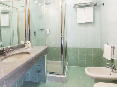 bathroom - hotel best western cavalieri della corona - cardano al campo, italy