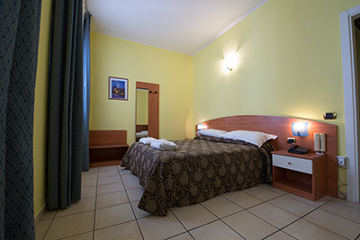 standard bedroom 1 - hotel formula international - rosolina, italy