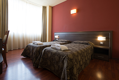 standard bedroom - hotel formula international - rosolina, italy