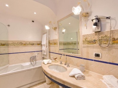 bathroom - hotel borgo ca'dei sospiri - quarto d'altino, italy