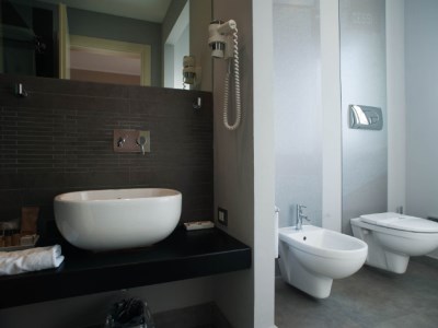 bathroom 1 - hotel ferrohotel - modica, italy