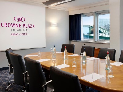 conference room - hotel crowne plaza milan linate - san donato milanese, italy
