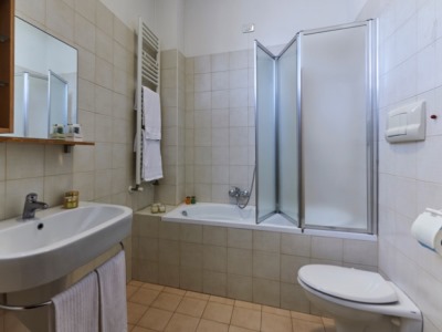 bathroom 1 - hotel albergo sant'antonio - alberobello, italy
