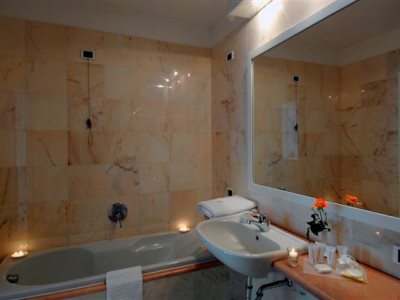 bathroom - hotel hostellerie du cheval blanc - aosta, italy