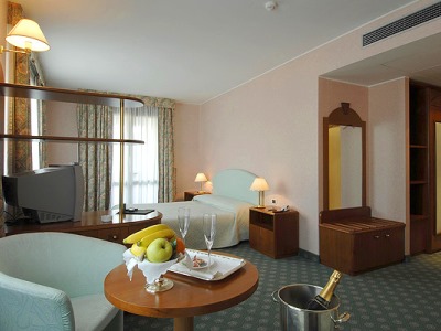 bedroom - hotel hostellerie du cheval blanc - aosta, italy