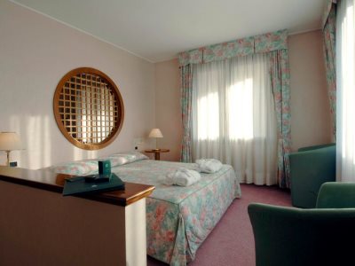 bedroom 1 - hotel hostellerie du cheval blanc - aosta, italy