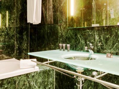 bathroom - hotel b and b hotel arezzo - arezzo, italy