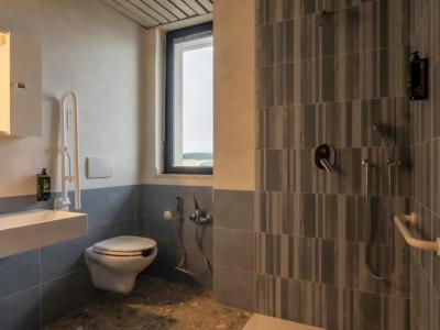 bathroom - hotel b and b hotel bari rondo - bari, italy