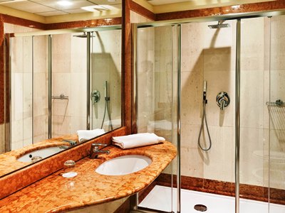 bathroom - hotel mercure villa romanazzi carducci - bari, italy